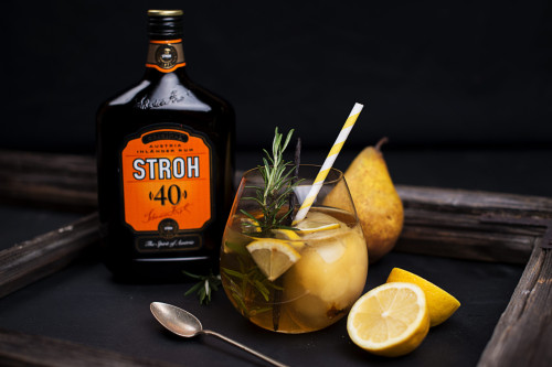STROH Birnen Cocktail, garniert mit Rosmarin, Vanille und Zitronen