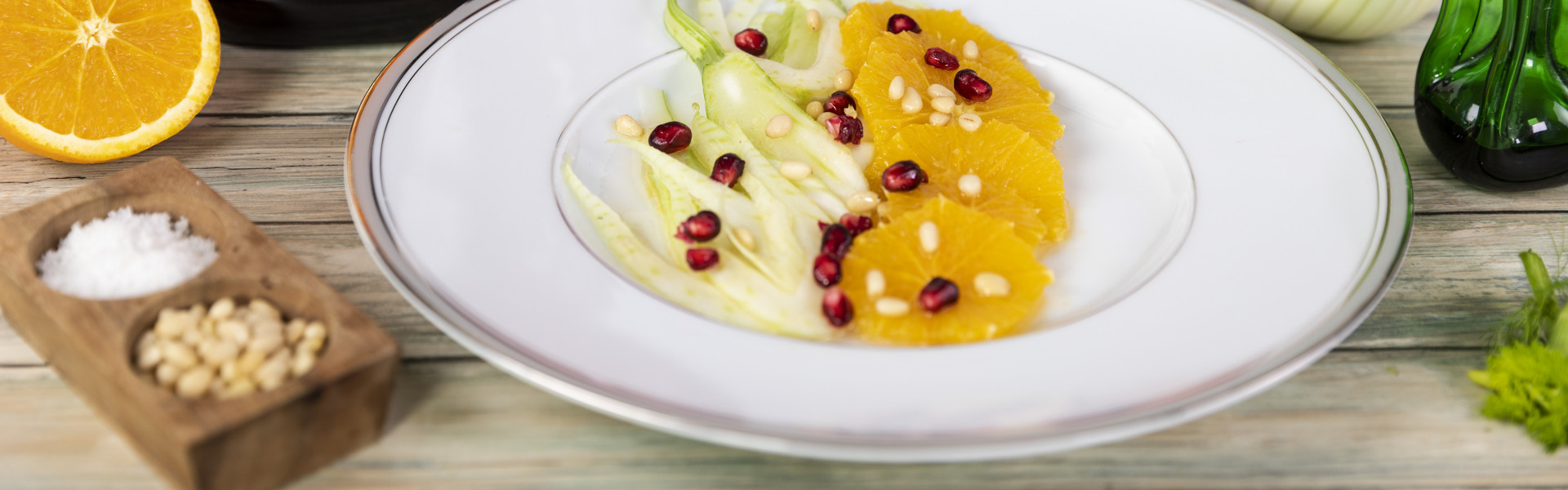 Fenchel-Orangen-Salat mit STROH-Dressing, gerniert mit Granatapfelkernen und Pinienkernen