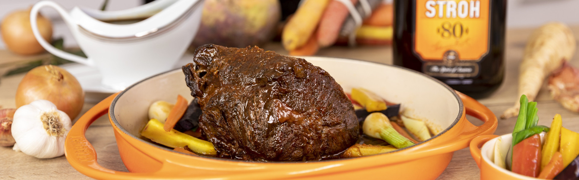 Rindsbraten mit STROH-Marinade und Wurzelgemüse