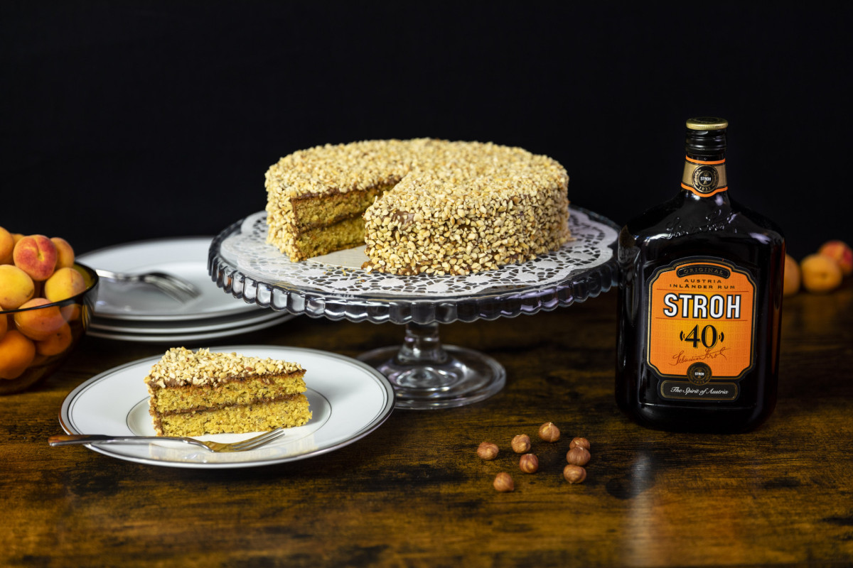 Jubiläumstorte für den 190sten Geburtstag von STROH, glutenfreie Nusstorte