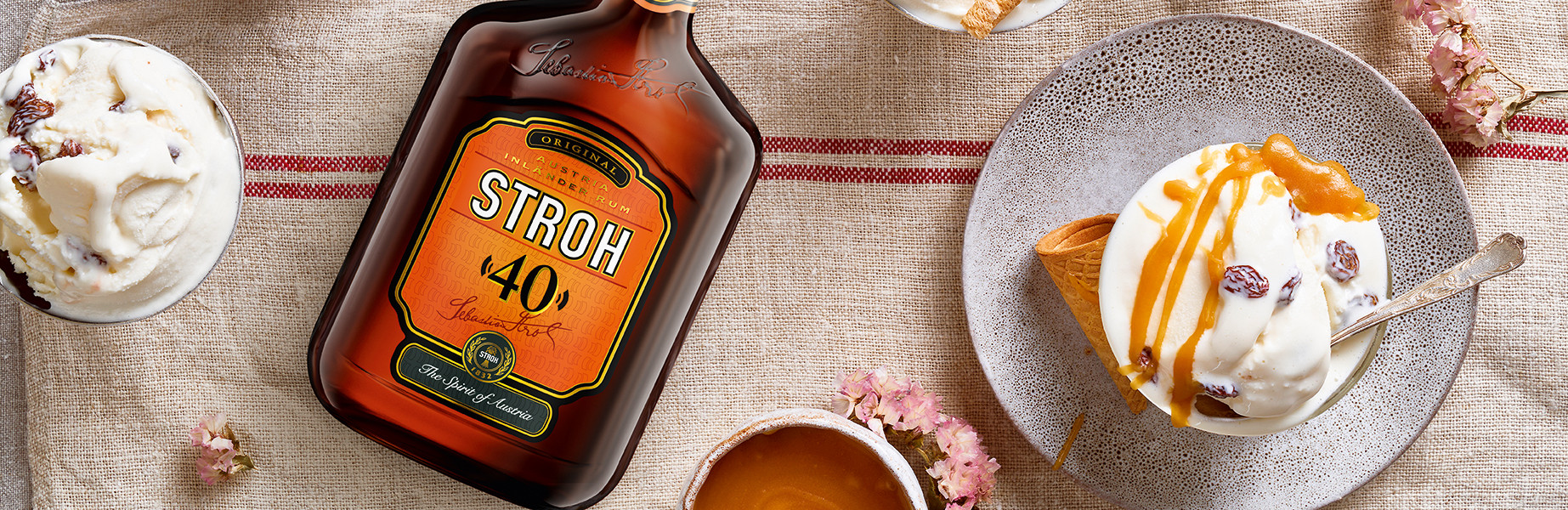 Milcheis mit STROH und Karamellsauce