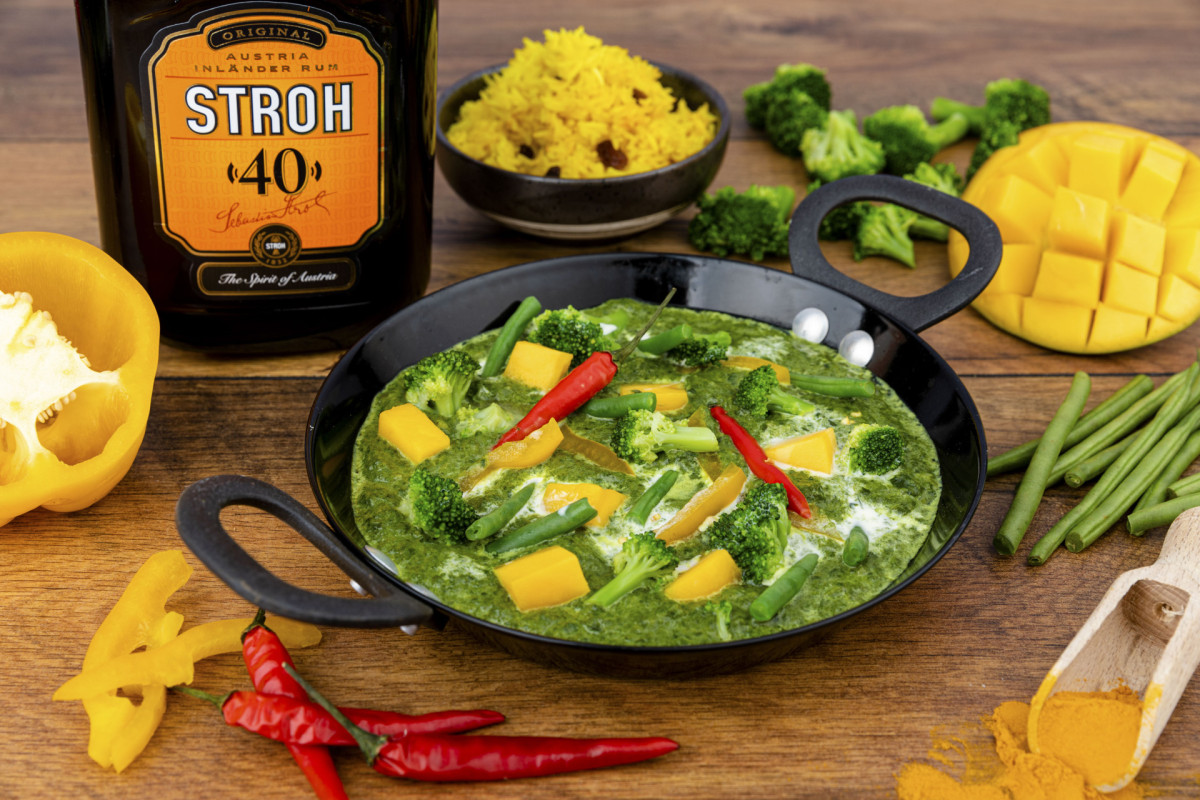 Vegetarisches, grünes Spinat Curry mit STROH