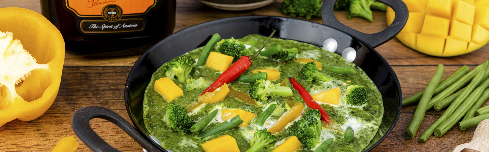 Vegetarisches, grünes Spinat Curry mit STROH