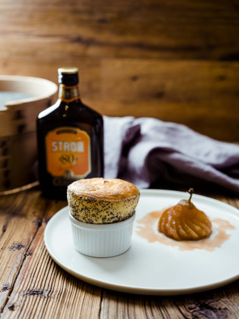 Mohnsoufflè mit Karamellbirne