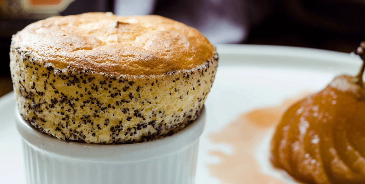 STROH Recipes: Poppy seed soufflé with caramel pears – Add a little STROH!