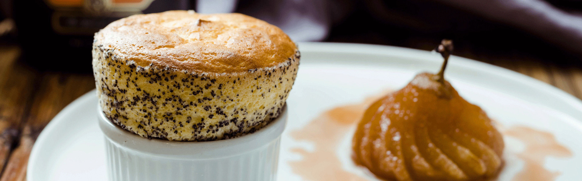 Mohnsoufflè mit Karamellbirne