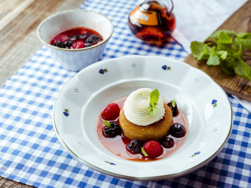 Baba au Rhum mit Rumtopf