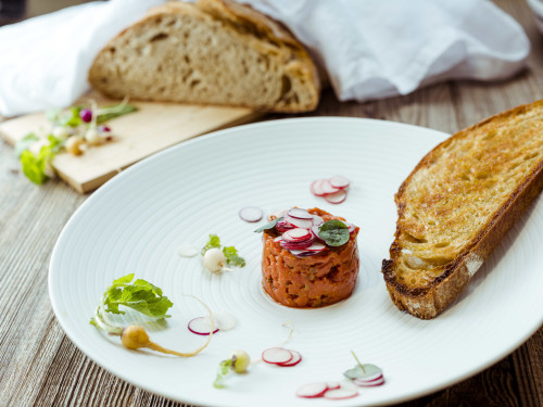 Beef Tatar mit Radieschen und geröstetem Brot