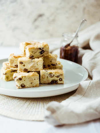 Rum Blondies mit STROH