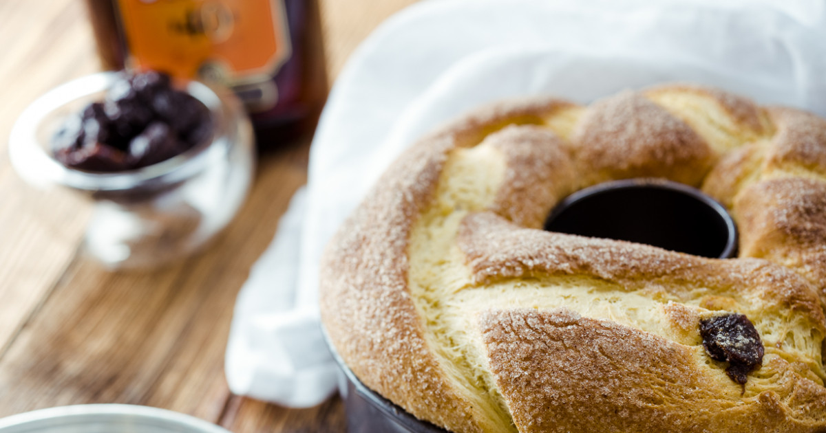 STROH Rezepte: Kranzkuchen mit Rum­zwetschken – Add a little STROH!