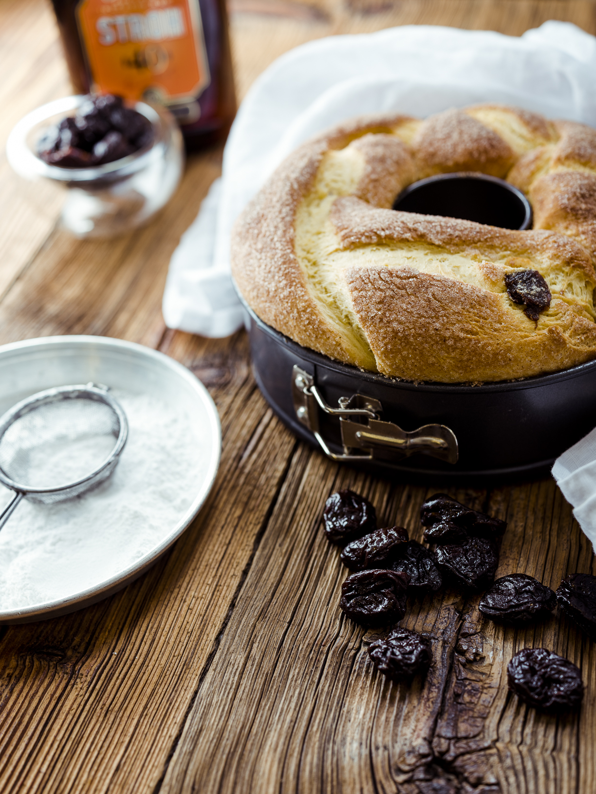 STROH Rezepte: Kranzkuchen mit Rum­zwetschken – Add a little STROH!