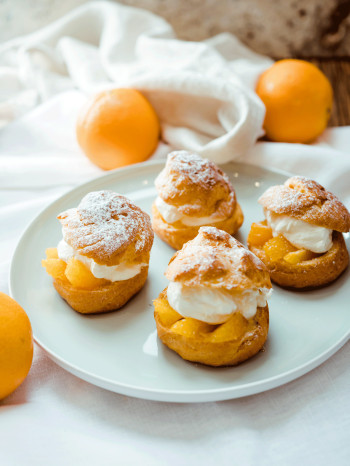 STROH Brandteigkrapfen mit Rumobers und Orangensalat