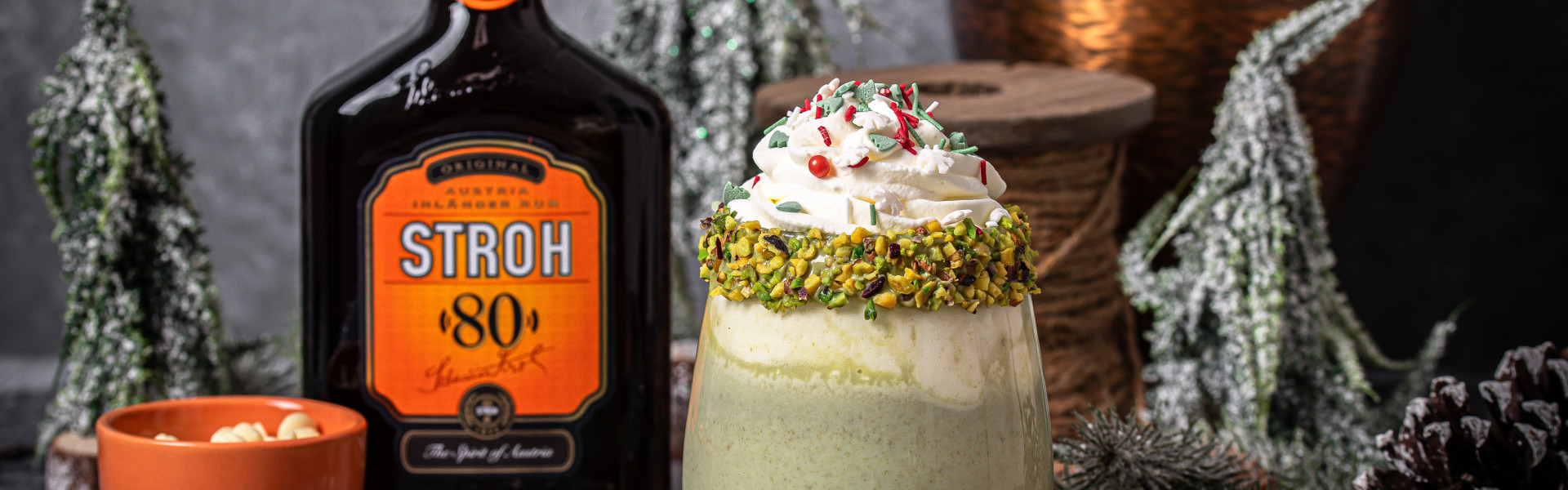 Hot Pistachio Milk mit STROH Rum