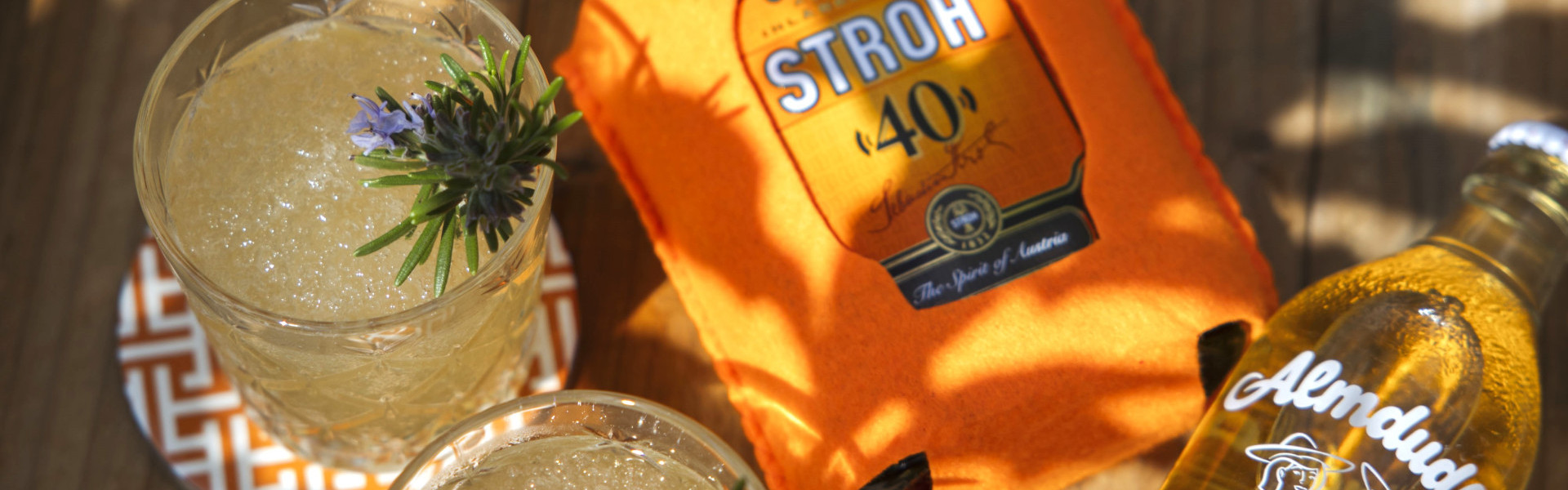 Stroh mit Almdudler