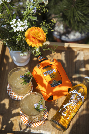 Stroh mit Almdudler