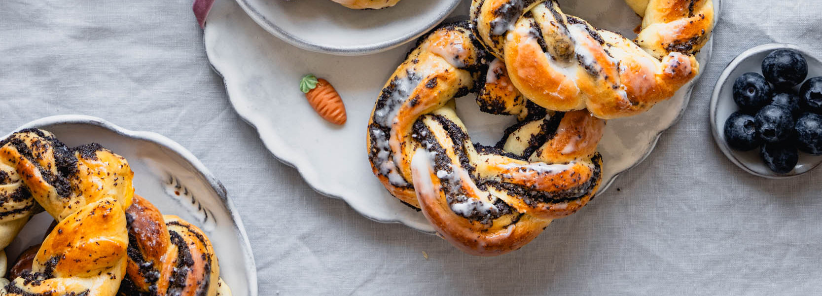 Kleine Mohnkränze aus Germteig