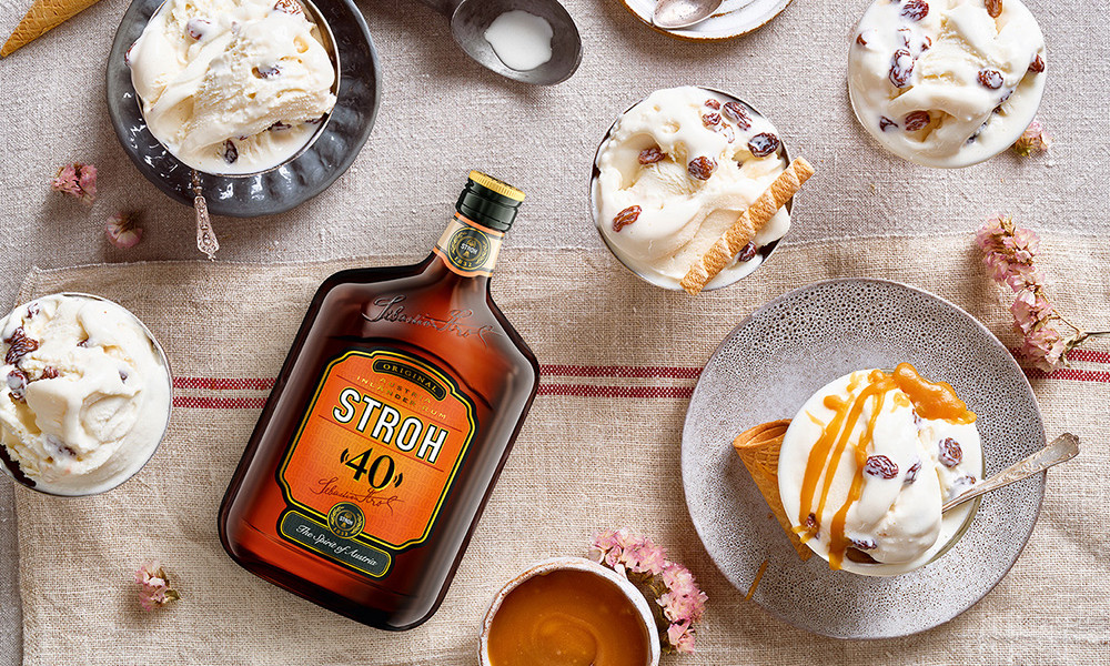 Milcheis mit STROH Rum und Karamellsauce